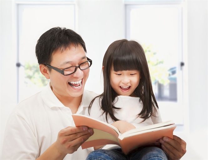 Đọc sách cho trẻ cũng là cách giúp trẻ đọc tốt hơn